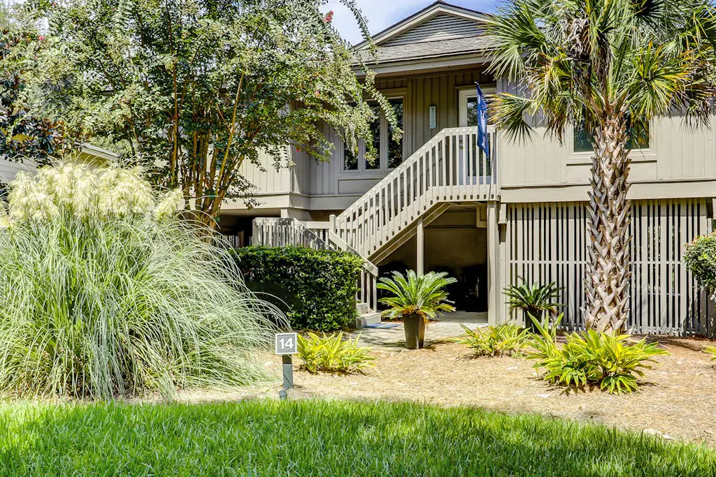 Secluded getaway: private hot tub & deck - less than a mile to Shipyard Beach