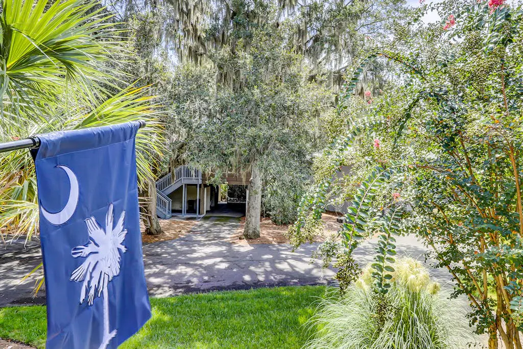 Secluded getaway: private hot tub & deck - less than a mile to Shipyard Beach