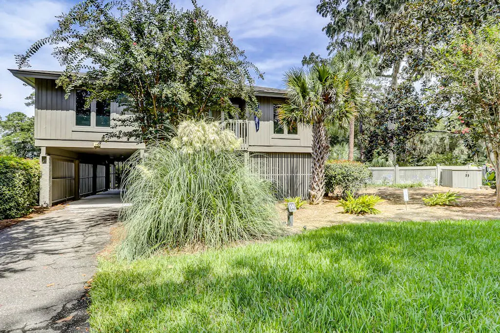 Secluded getaway: private hot tub & deck - less than a mile to Shipyard Beach