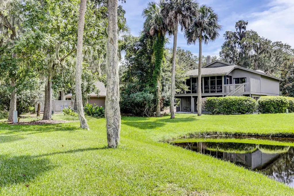 Secluded getaway: private hot tub & deck - less than a mile to Shipyard Beach