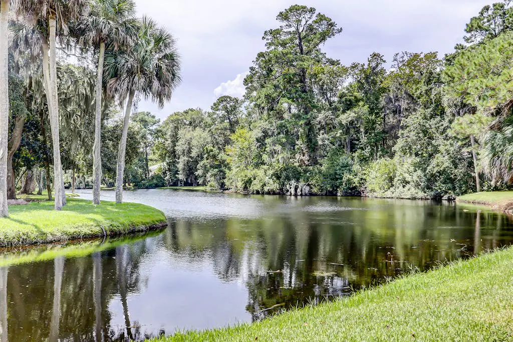 Secluded getaway: private hot tub & deck - less than a mile to Shipyard Beach