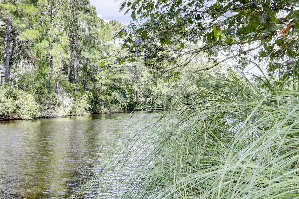 Secluded getaway: private hot tub & deck - less than a mile to Shipyard Beach
