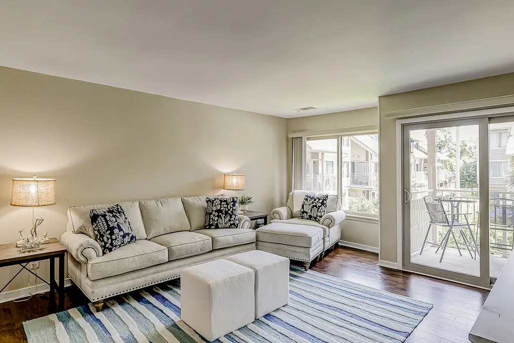 Beautiful condo with pool, tennis, balcony, central AC, & washer/dryer