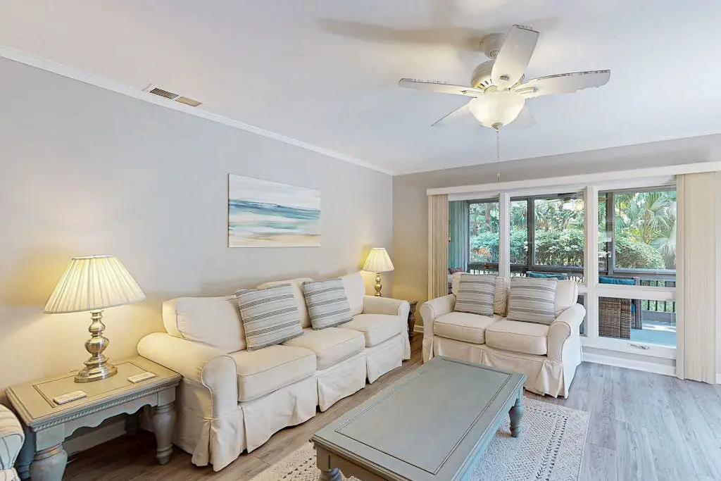 Updated all-suite tennis villa with W/D, pool, screened porch - near beach