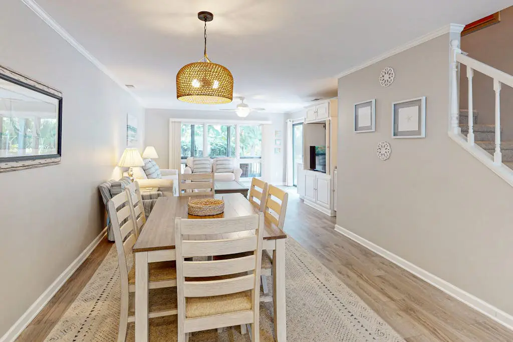 Updated all-suite tennis villa with W/D, pool, screened porch - near beach
