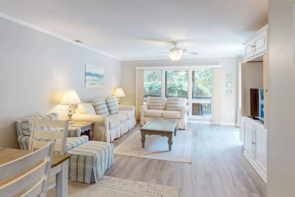 Updated all-suite tennis villa with W/D, pool, screened porch - near beach