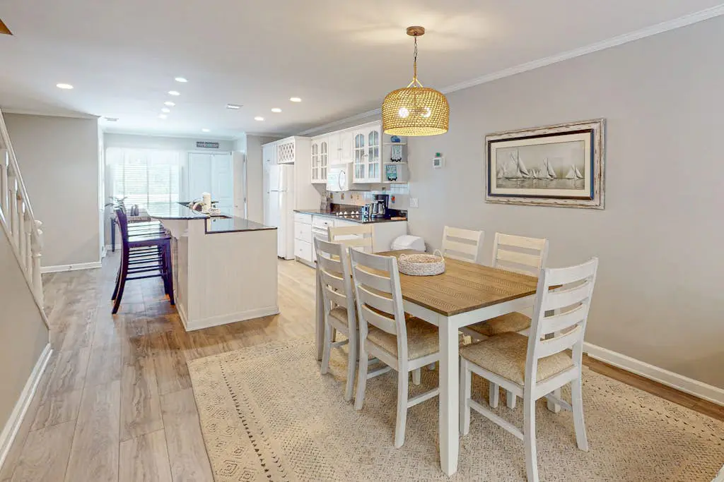 Updated all-suite tennis villa with W/D, pool, screened porch - near beach