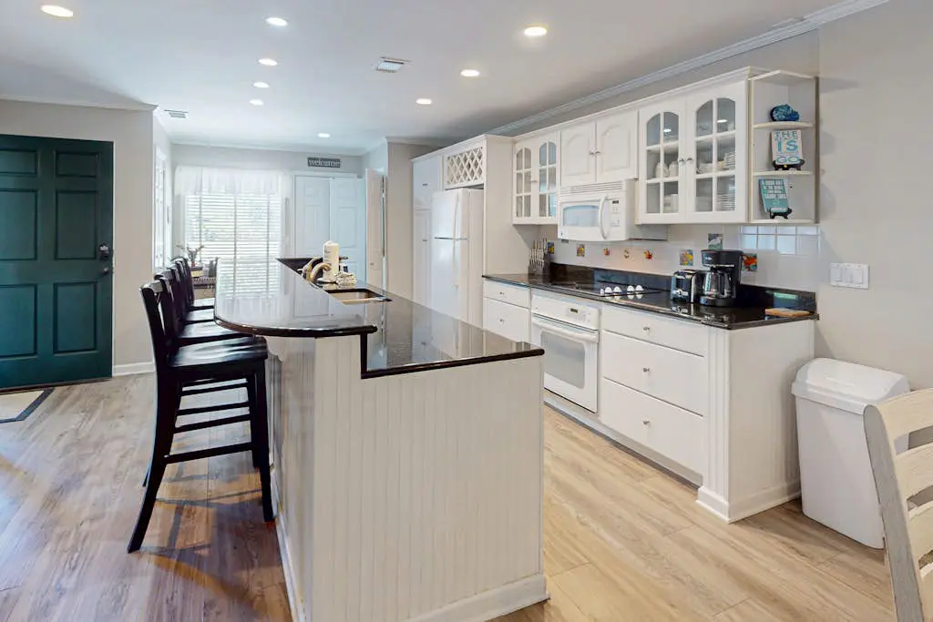 Updated all-suite tennis villa with W/D, pool, screened porch - near beach