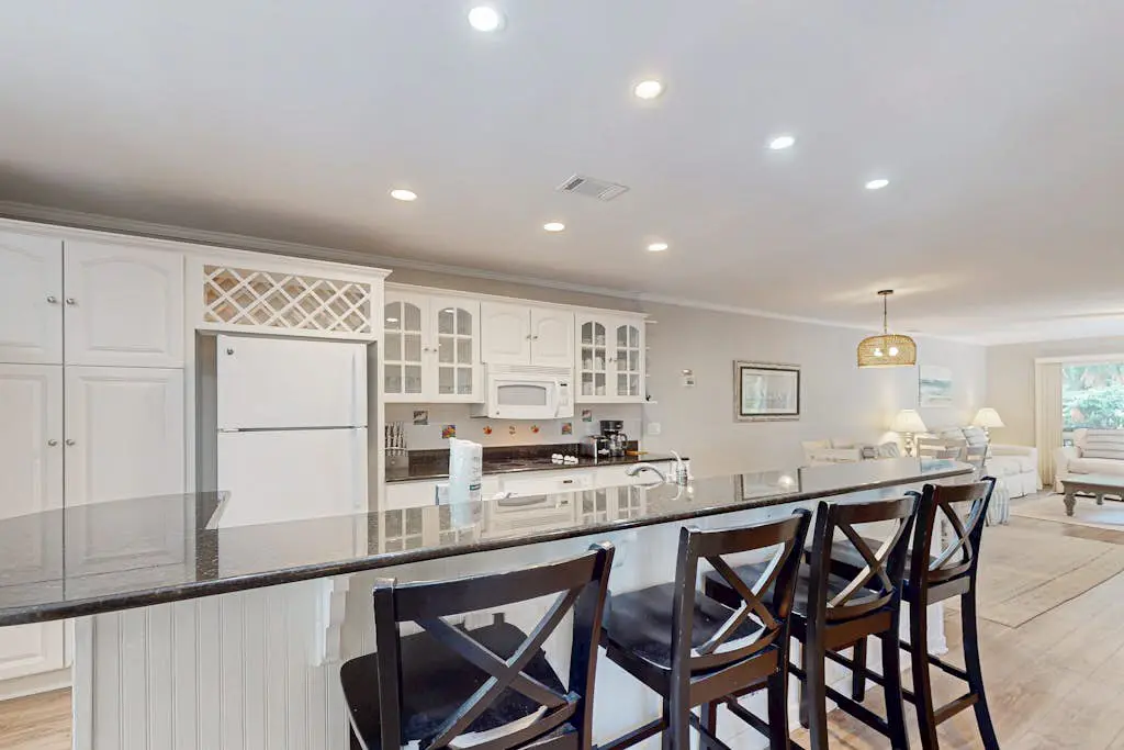 Updated all-suite tennis villa with W/D, pool, screened porch - near beach