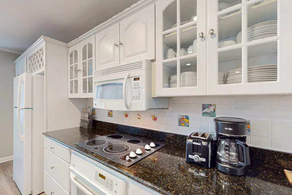 Updated all-suite tennis villa with W/D, pool, screened porch - near beach