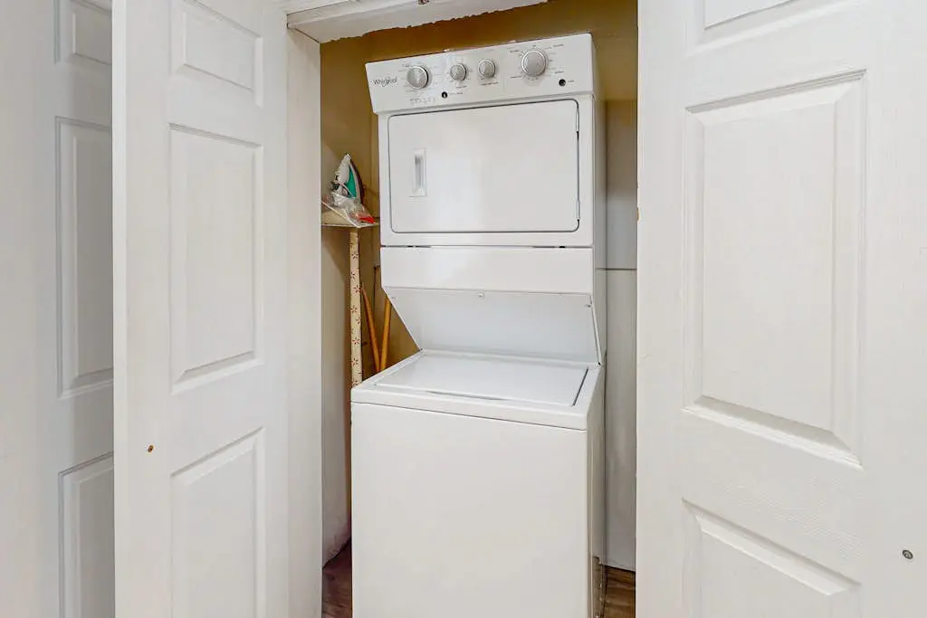 Updated all-suite tennis villa with W/D, pool, screened porch - near beach