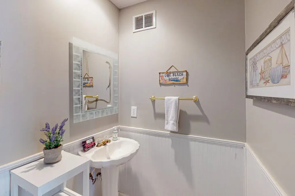 Updated all-suite tennis villa with W/D, pool, screened porch - near beach