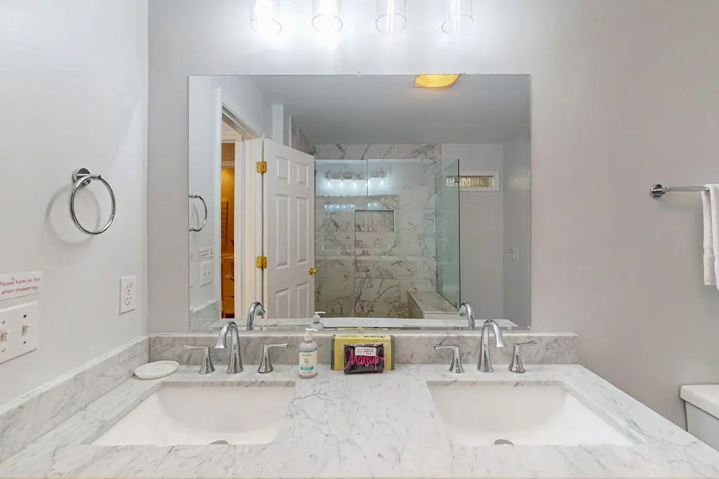 Updated all-suite tennis villa with W/D, pool, screened porch - near beach