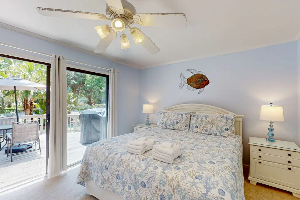 Updated all-suite tennis villa with W/D, pool, screened porch - near beach