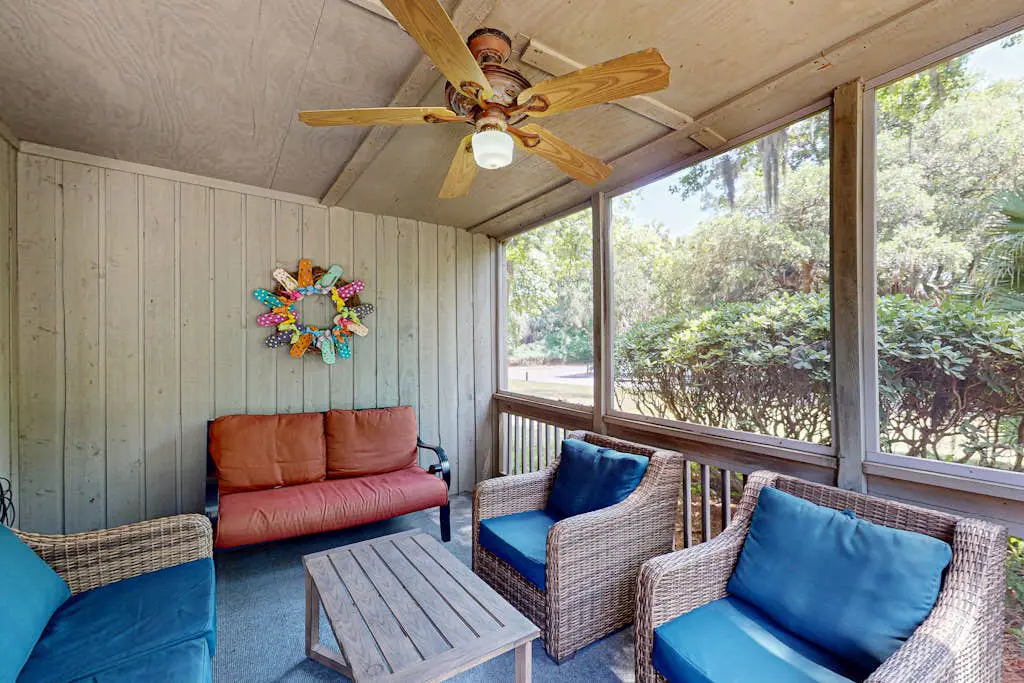 Updated all-suite tennis villa with W/D, pool, screened porch - near beach