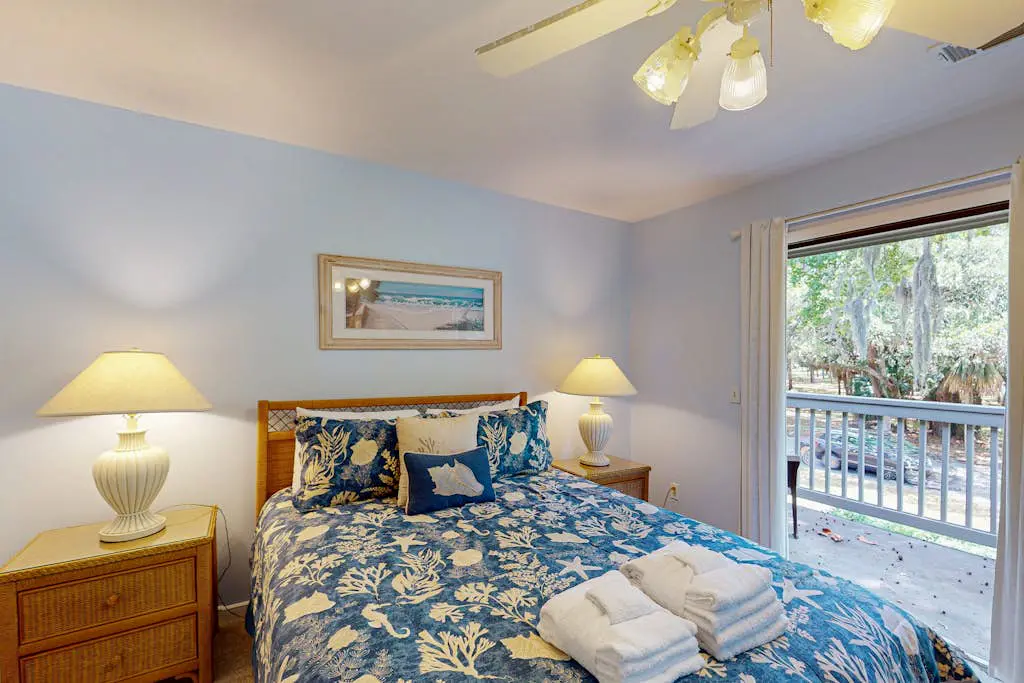 Updated all-suite tennis villa with W/D, pool, screened porch - near beach