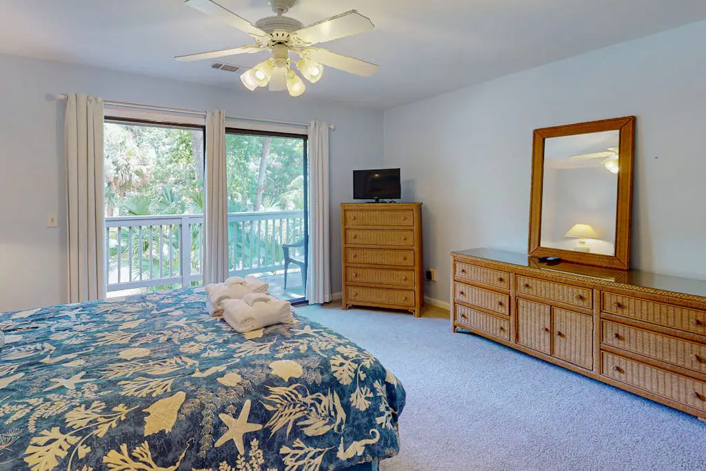 Updated all-suite tennis villa with W/D, pool, screened porch - near beach