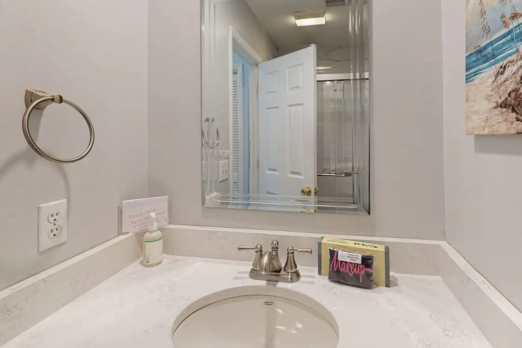 Updated all-suite tennis villa with W/D, pool, screened porch - near beach
