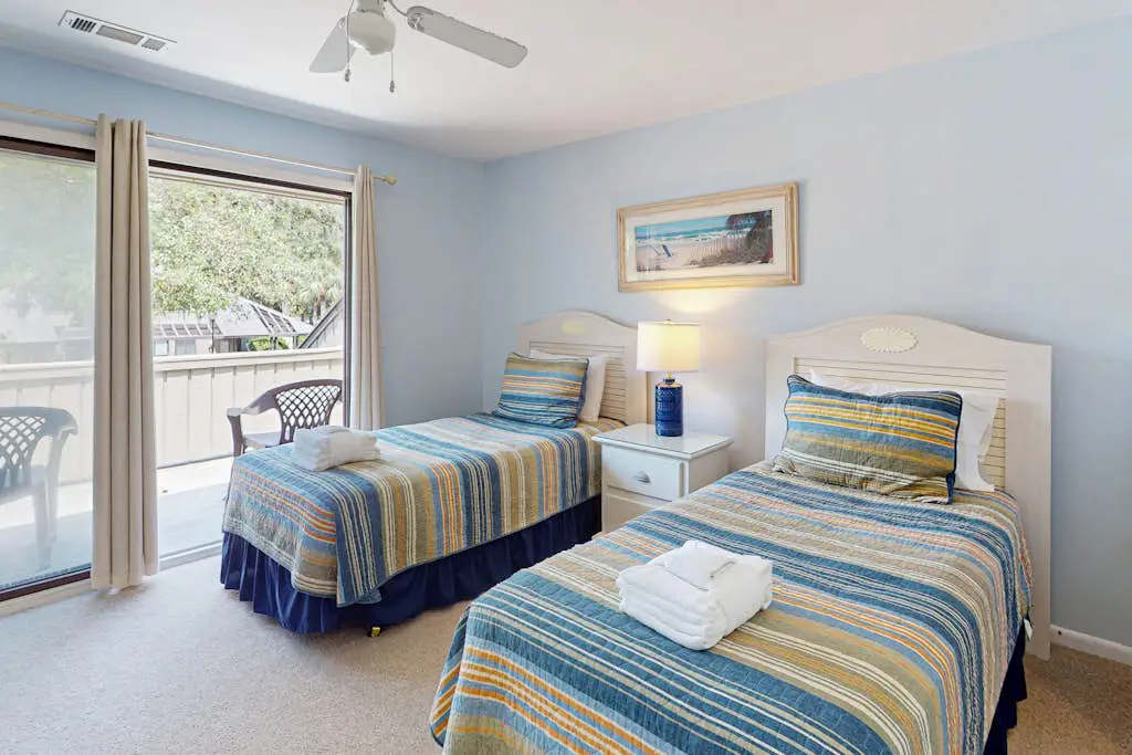 Updated all-suite tennis villa with W/D, pool, screened porch - near beach
