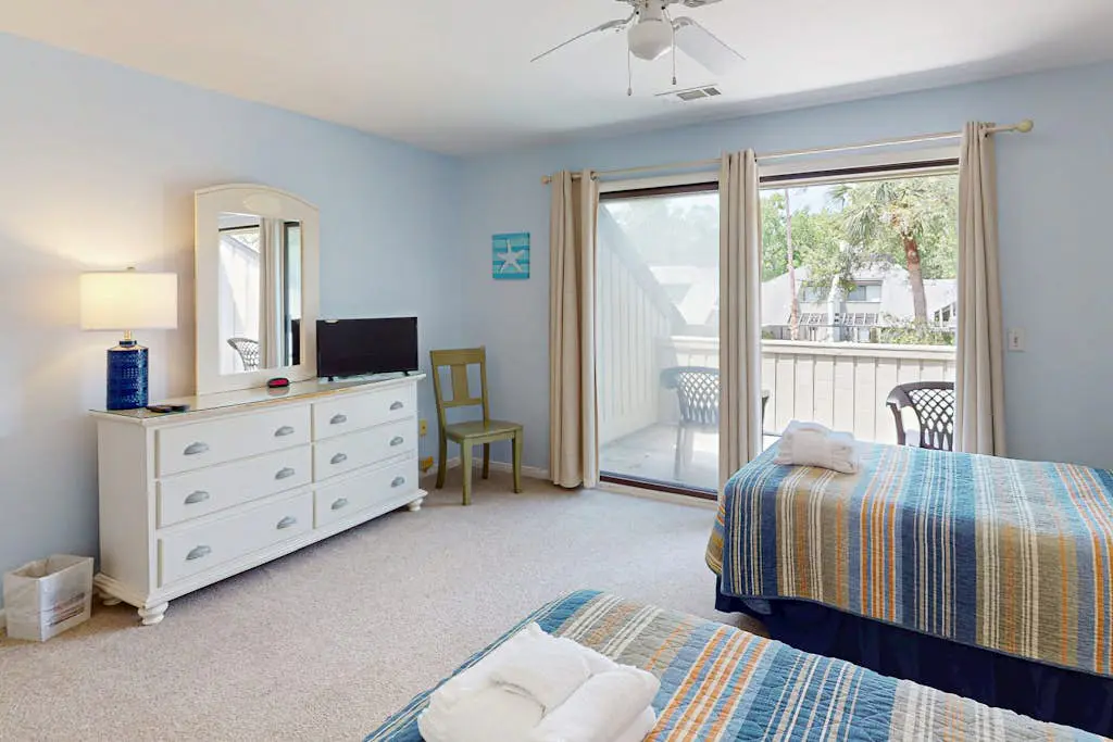 Updated all-suite tennis villa with W/D, pool, screened porch - near beach