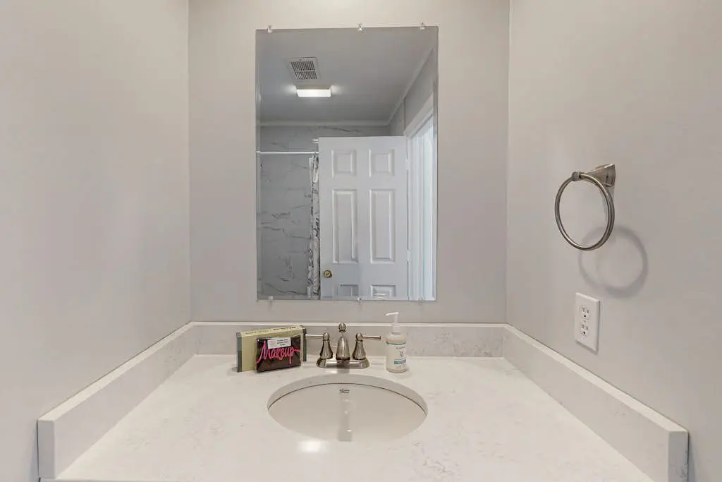 Updated all-suite tennis villa with W/D, pool, screened porch - near beach