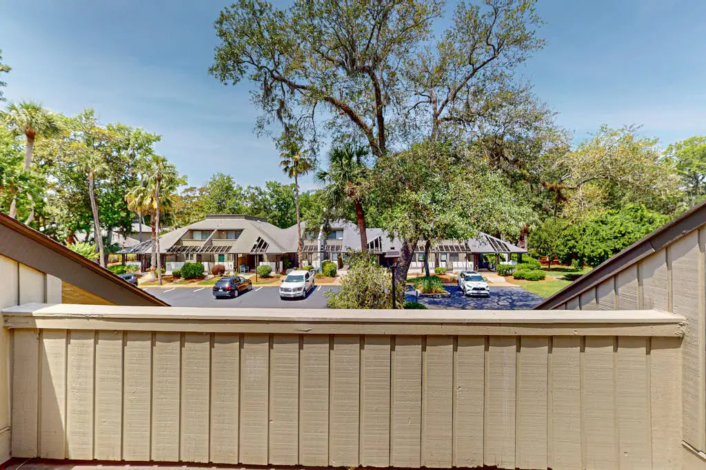 Updated all-suite tennis villa with W/D, pool, screened porch - near beach