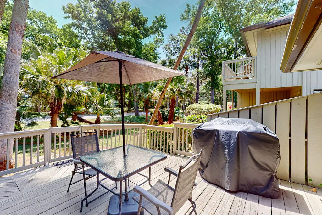 Updated all-suite tennis villa with W/D, pool, screened porch - near beach