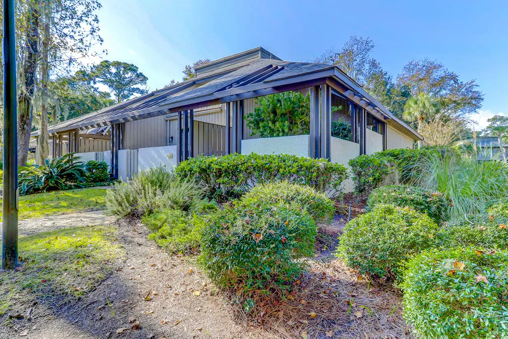 Updated all-suite tennis villa with W/D, pool, screened porch - near beach