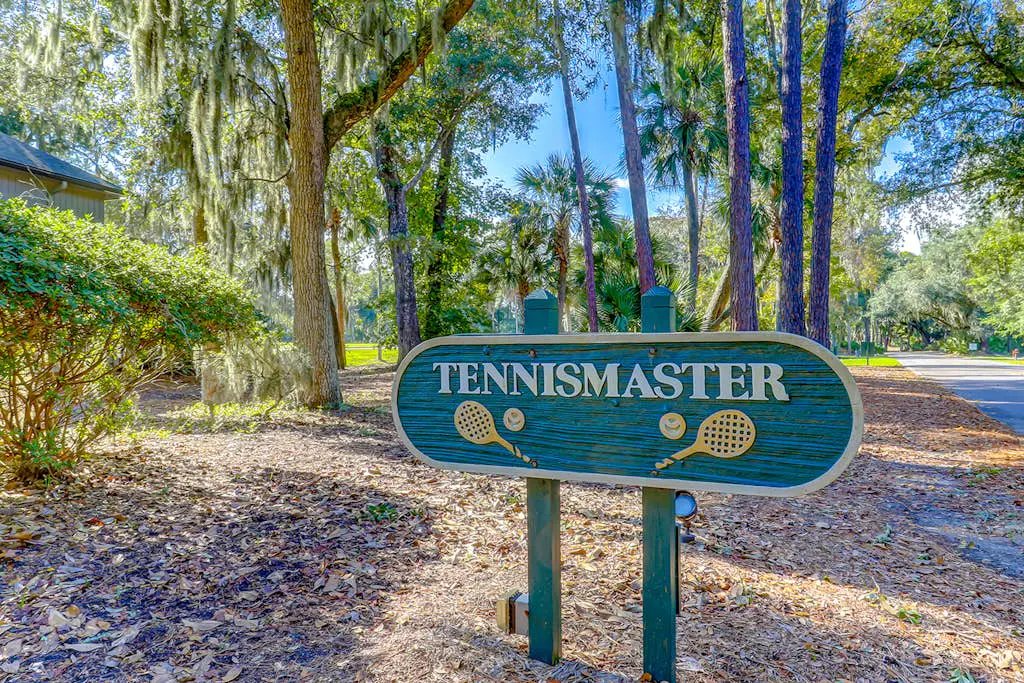 Updated all-suite tennis villa with W/D, pool, screened porch - near beach
