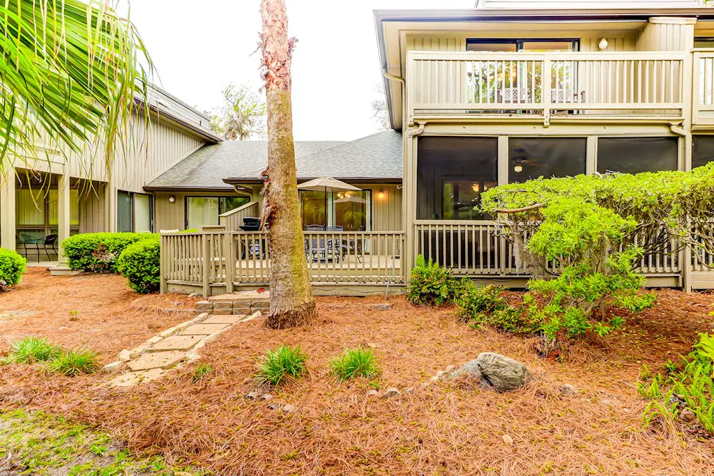 Updated all-suite tennis villa with W/D, pool, screened porch - near beach