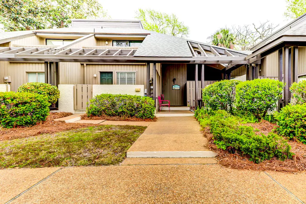 Updated all-suite tennis villa with W/D, pool, screened porch - near beach
