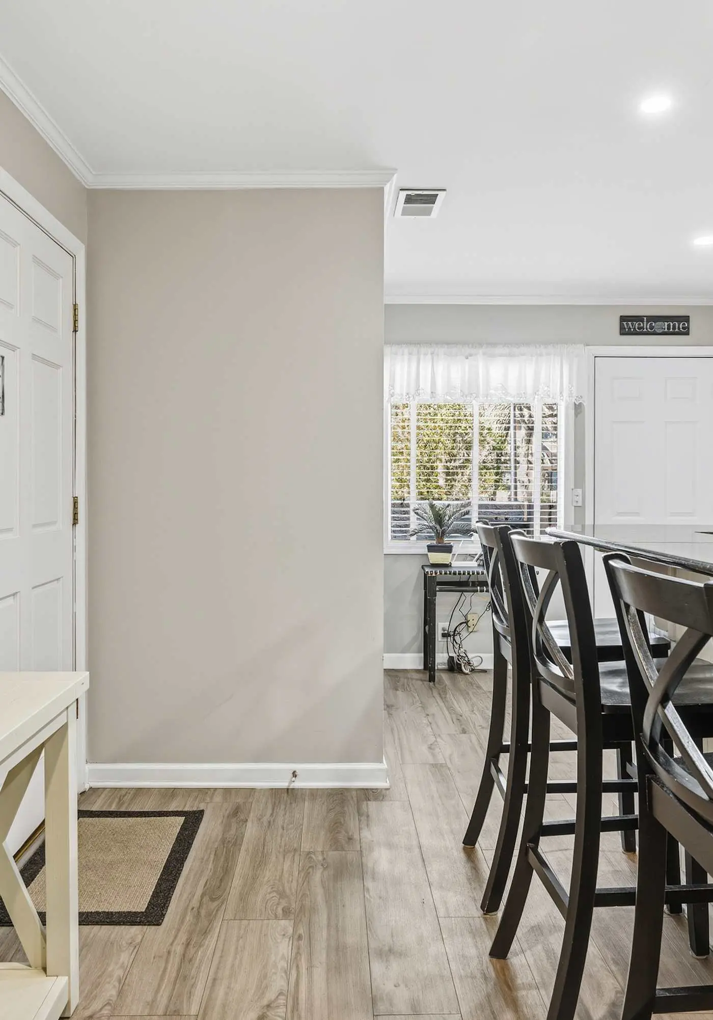 Updated all-suite tennis villa with W/D, pool, screened porch - near beach
