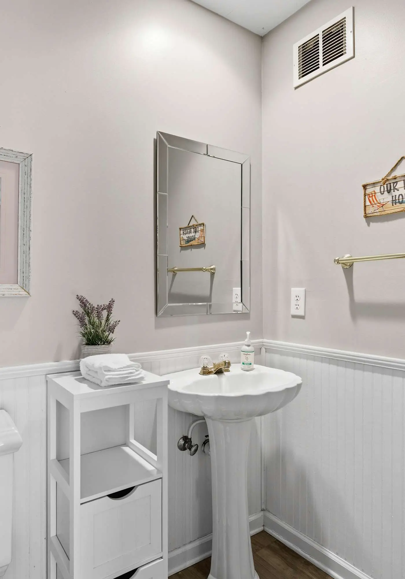 Updated all-suite tennis villa with W/D, pool, screened porch - near beach