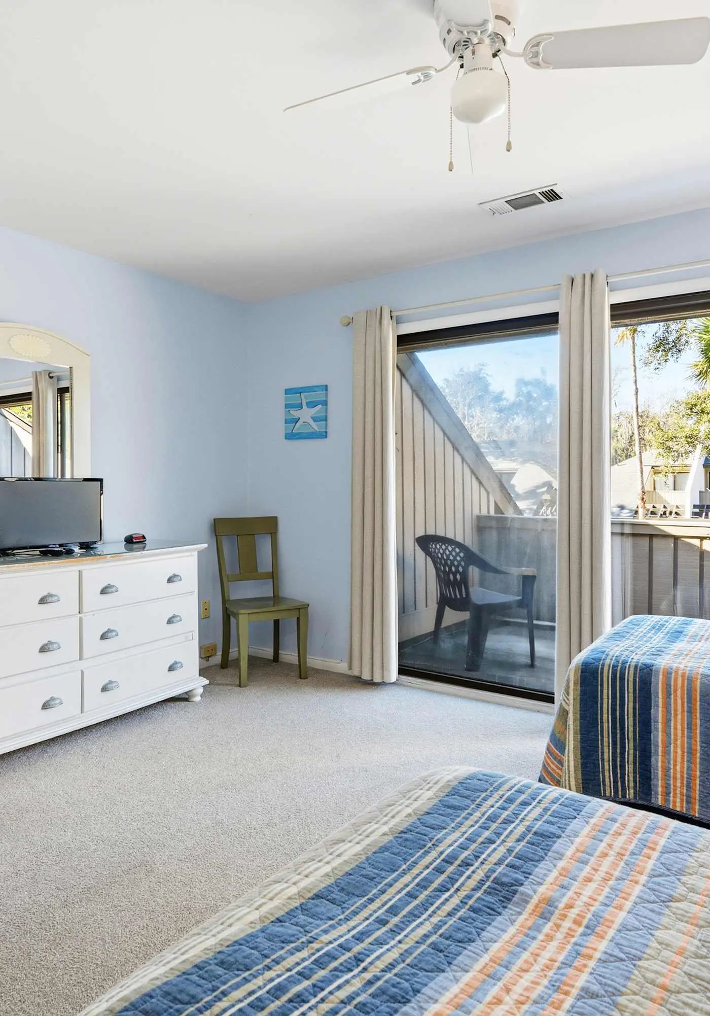 Updated all-suite tennis villa with W/D, pool, screened porch - near beach