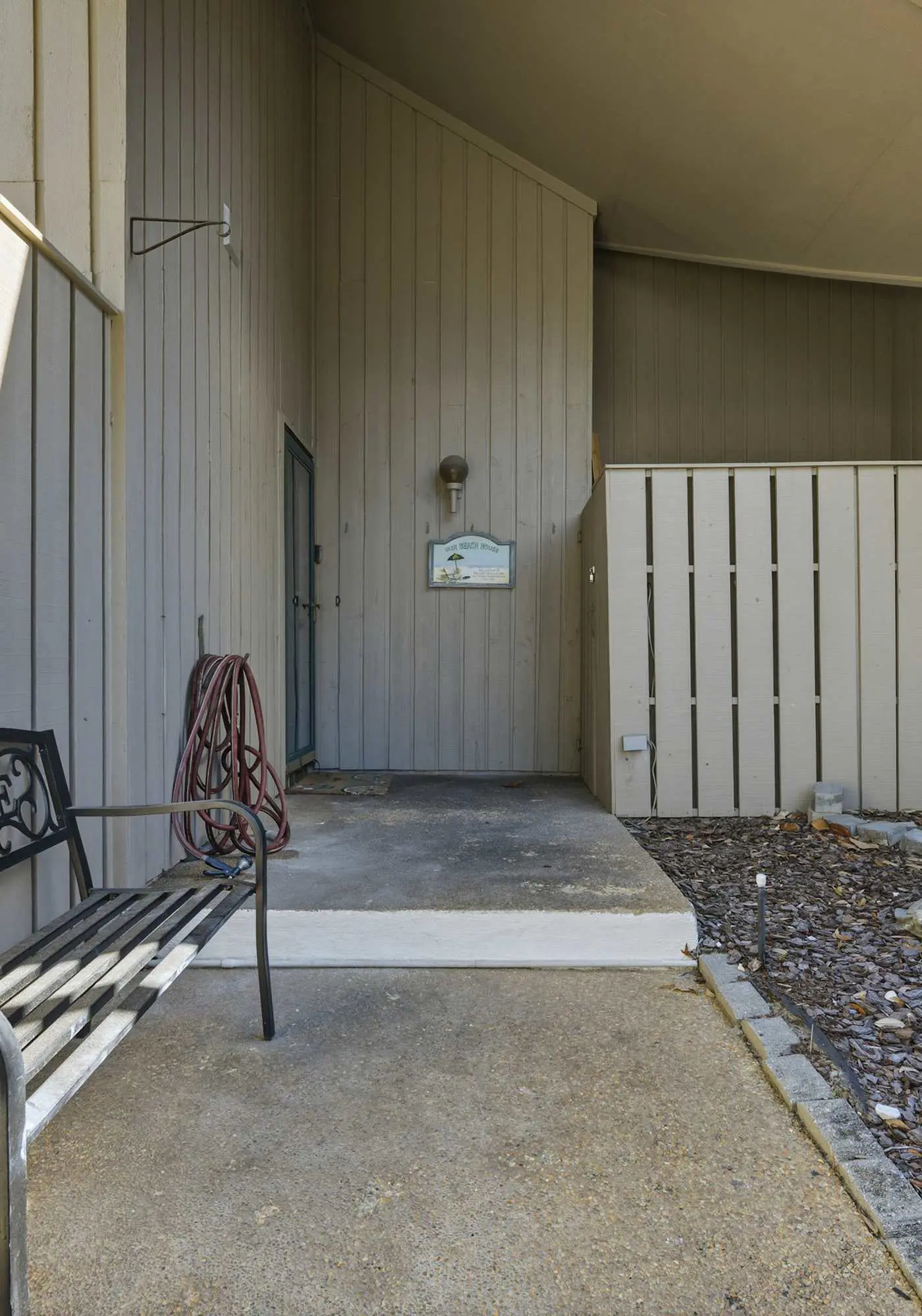 Updated all-suite tennis villa with W/D, pool, screened porch - near beach
