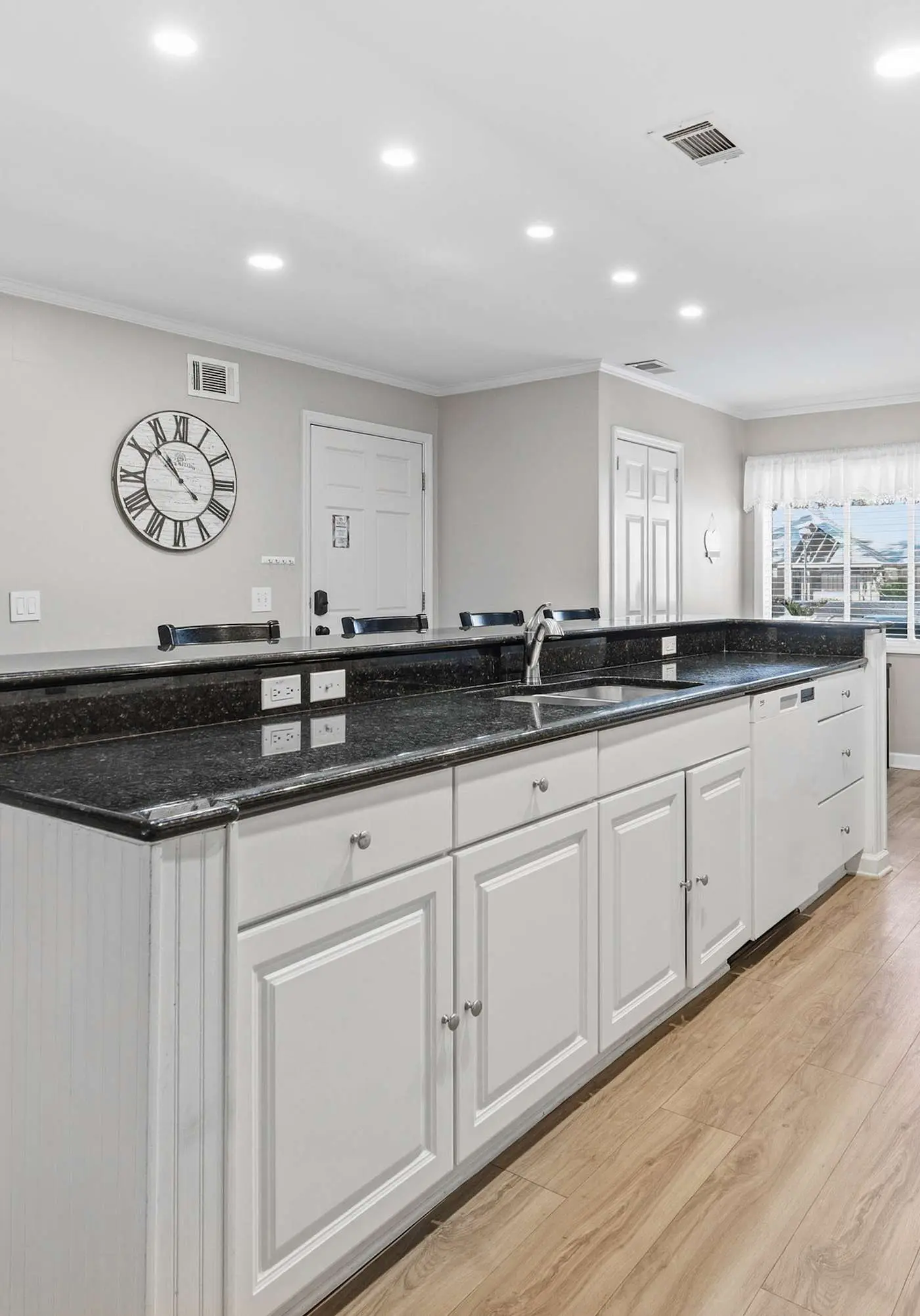 Updated all-suite tennis villa with W/D, pool, screened porch - near beach