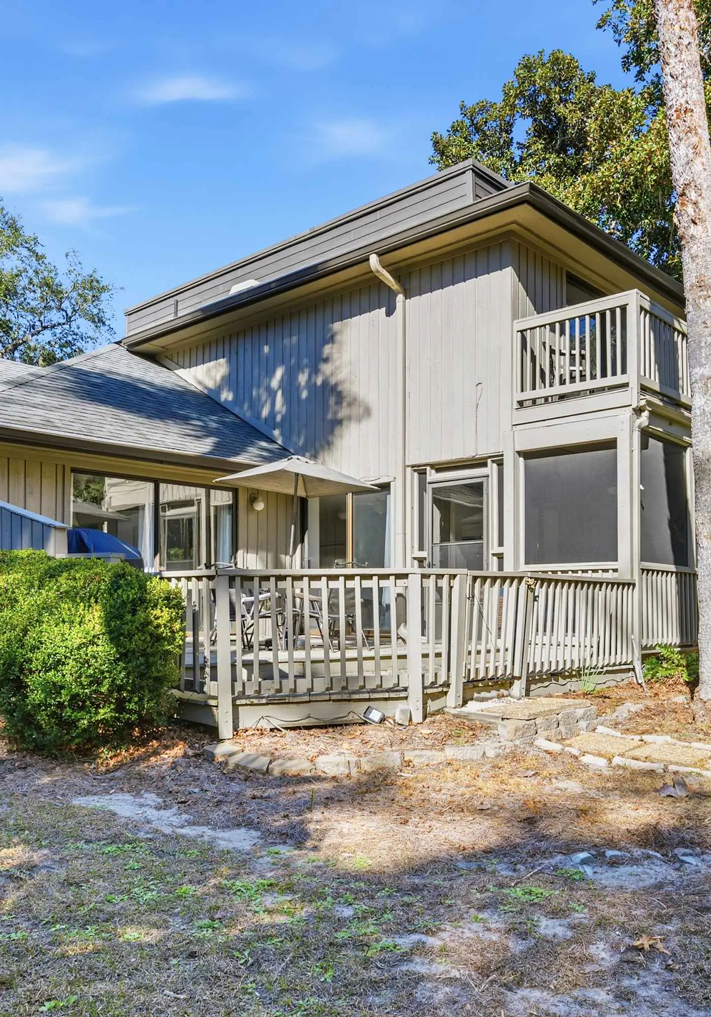 Updated all-suite tennis villa with W/D, pool, screened porch - near beach