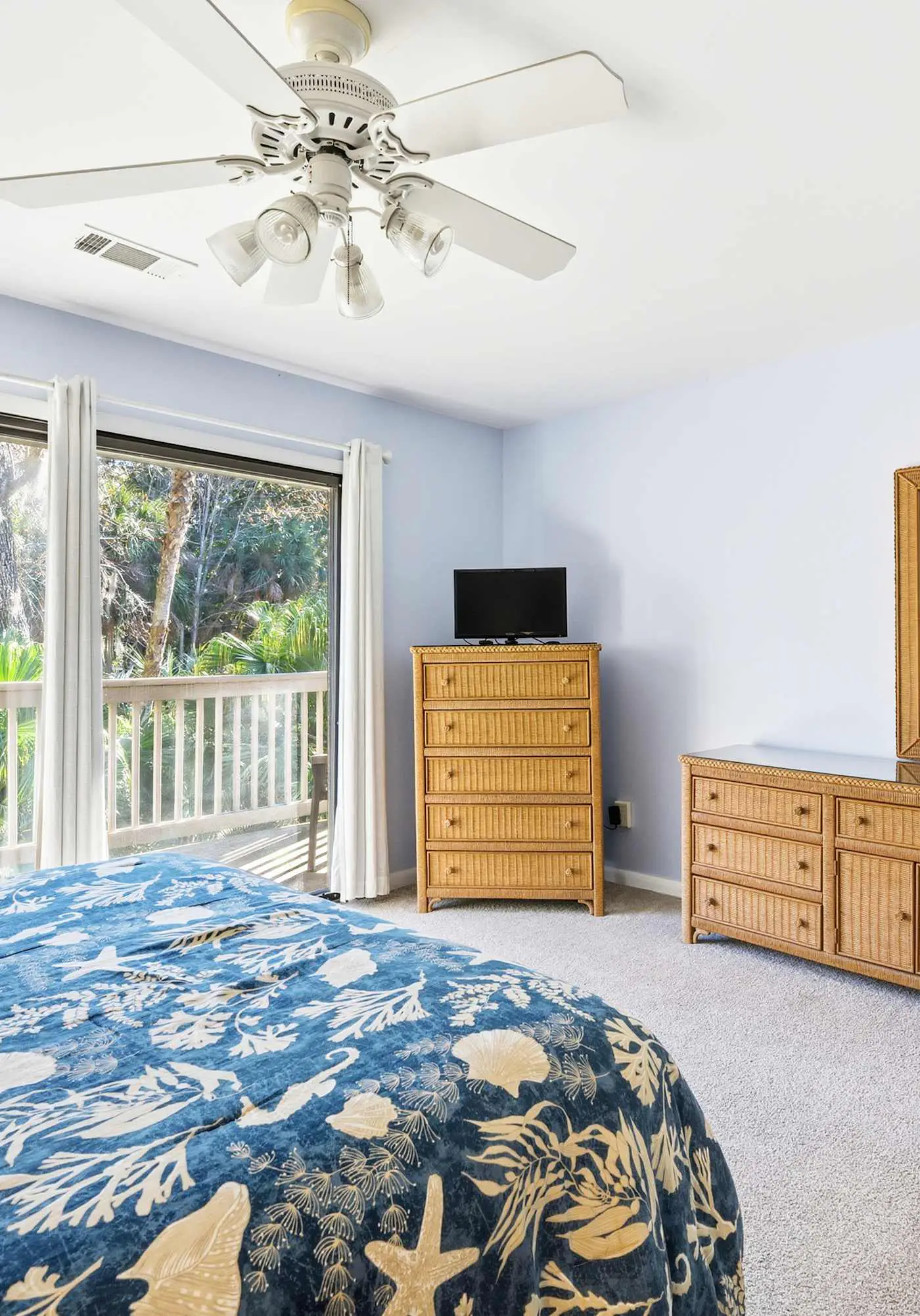Updated all-suite tennis villa with W/D, pool, screened porch - near beach
