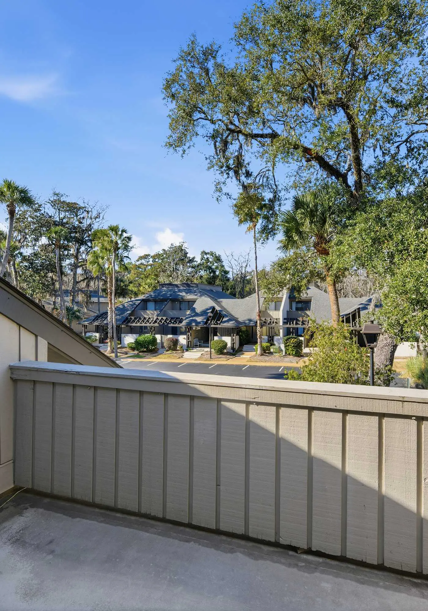 Updated all-suite tennis villa with W/D, pool, screened porch - near beach