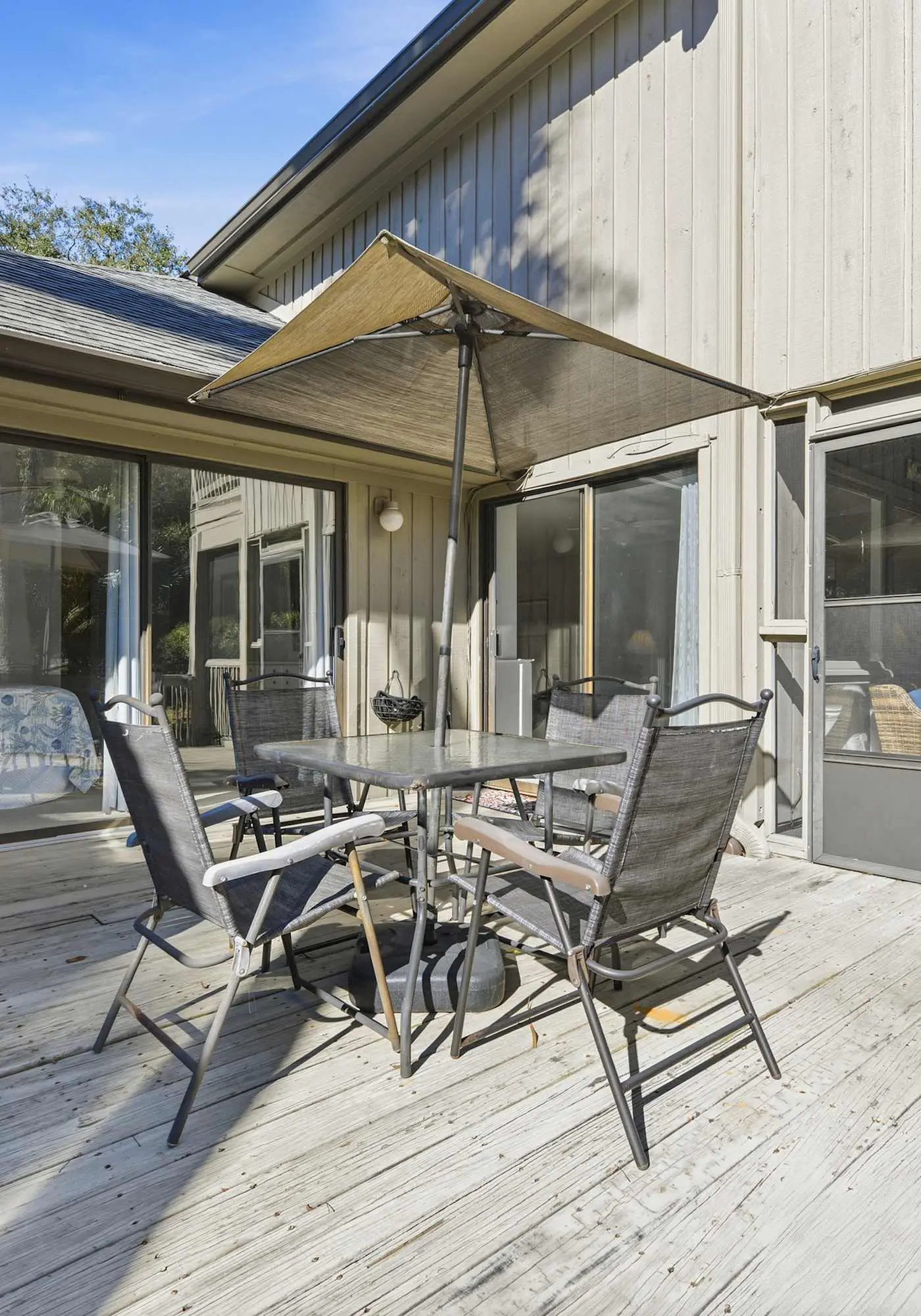 Updated all-suite tennis villa with W/D, pool, screened porch - near beach