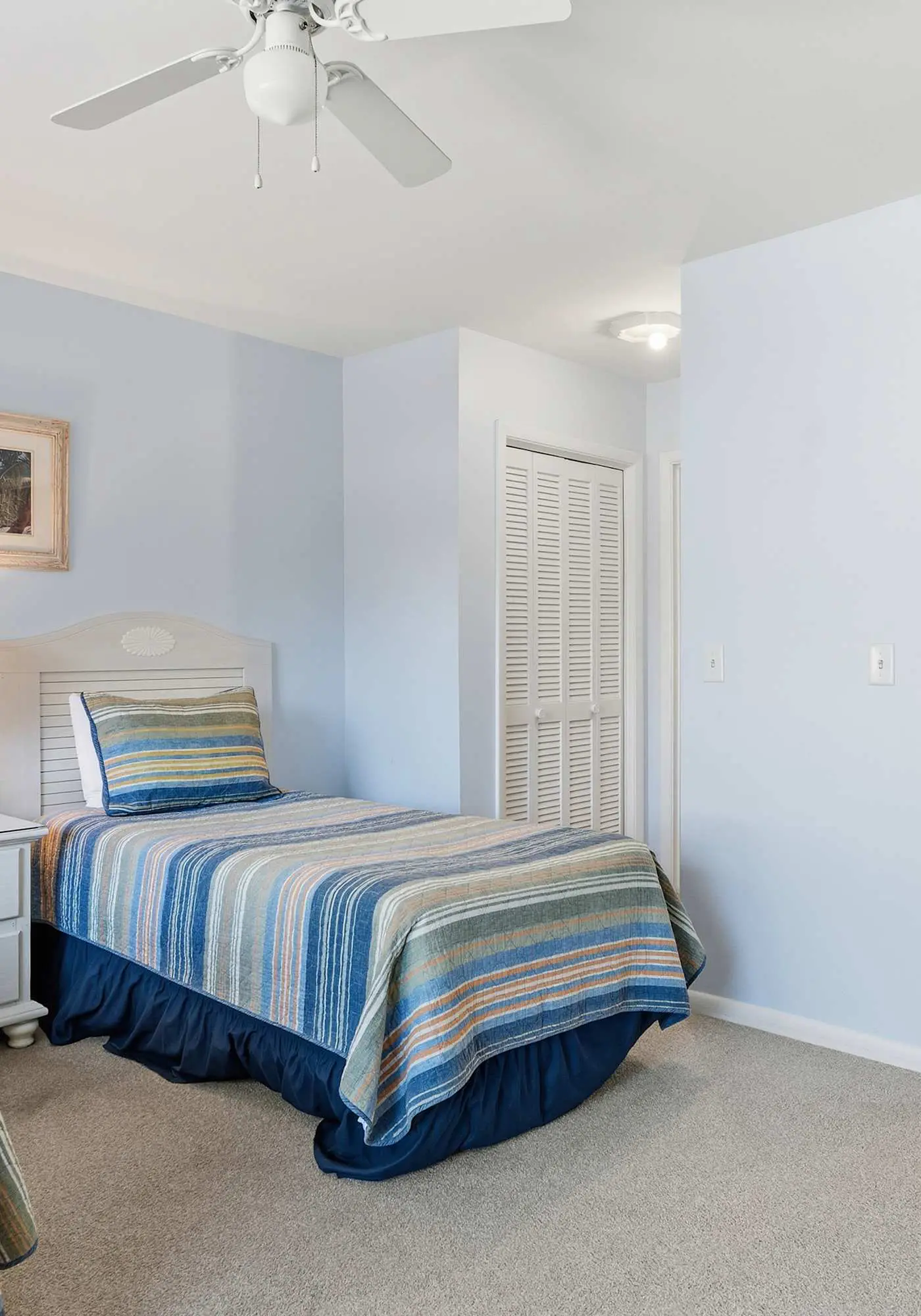 Updated all-suite tennis villa with W/D, pool, screened porch - near beach