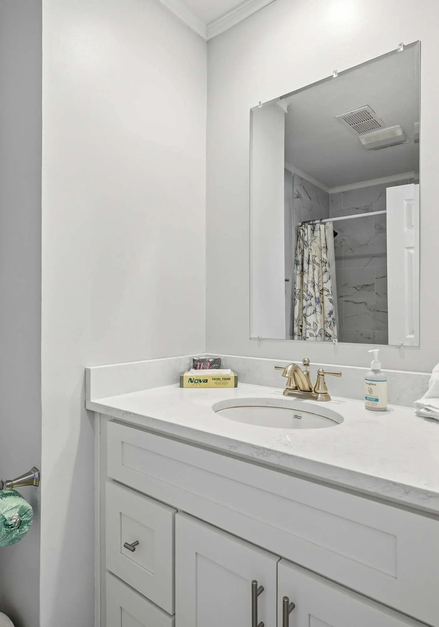 Updated all-suite tennis villa with W/D, pool, screened porch - near beach