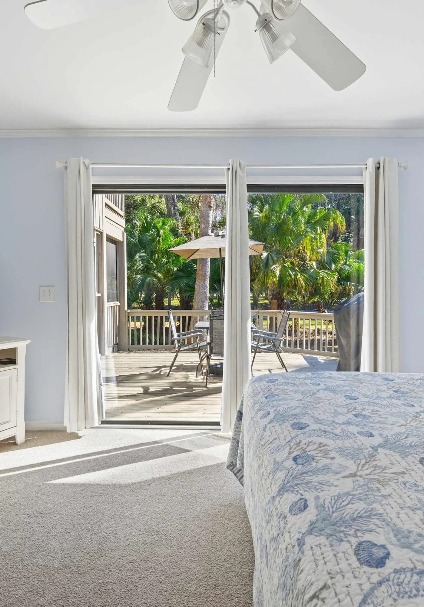 Updated all-suite tennis villa with W/D, pool, screened porch - near beach