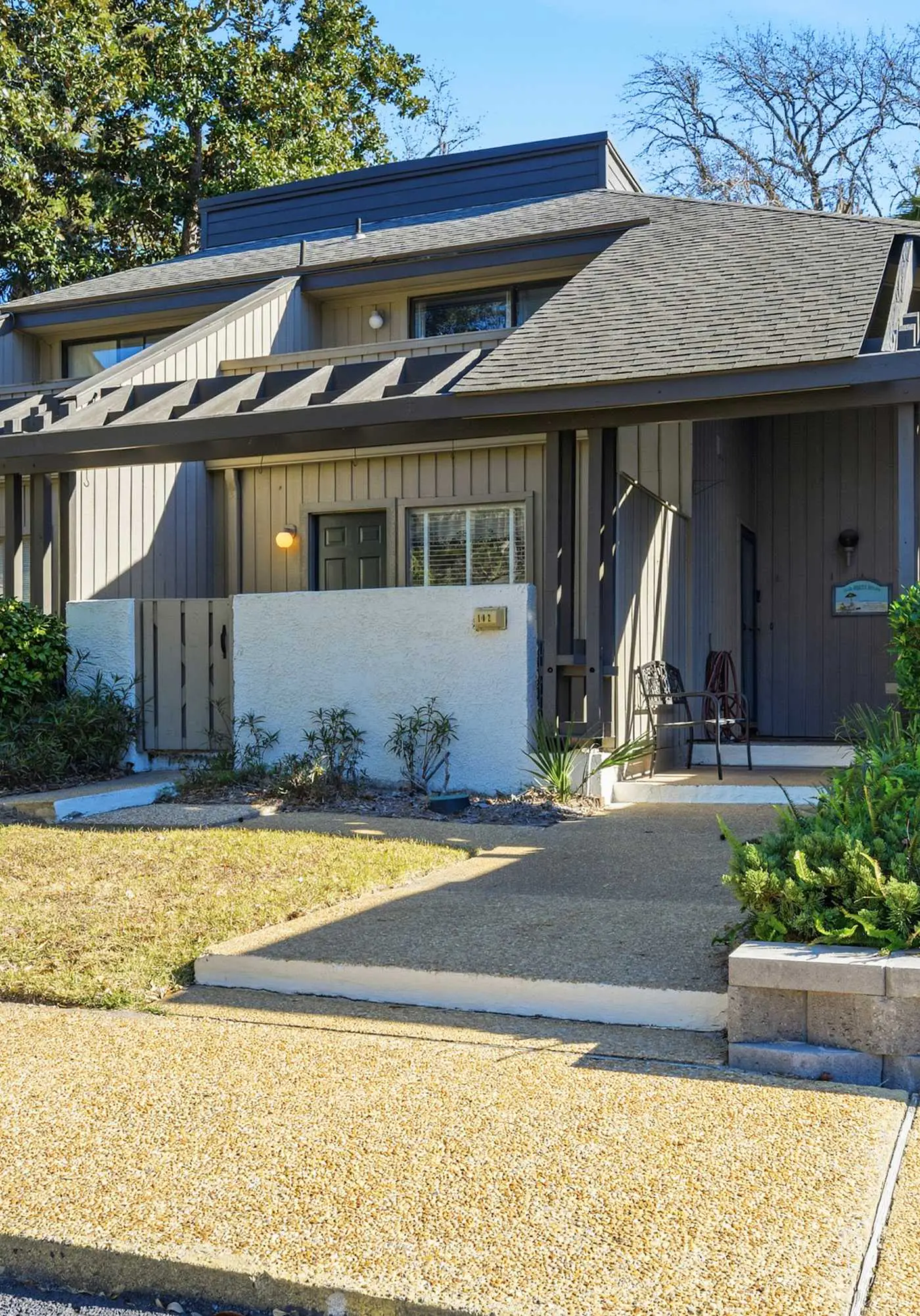 Updated all-suite tennis villa with W/D, pool, screened porch - near beach