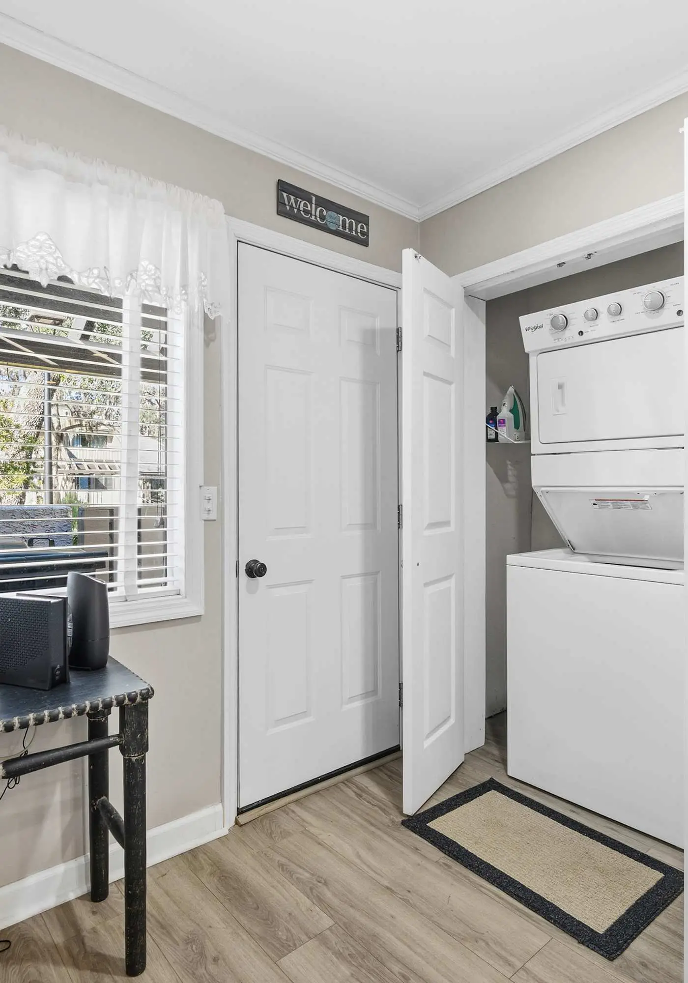 Updated all-suite tennis villa with W/D, pool, screened porch - near beach