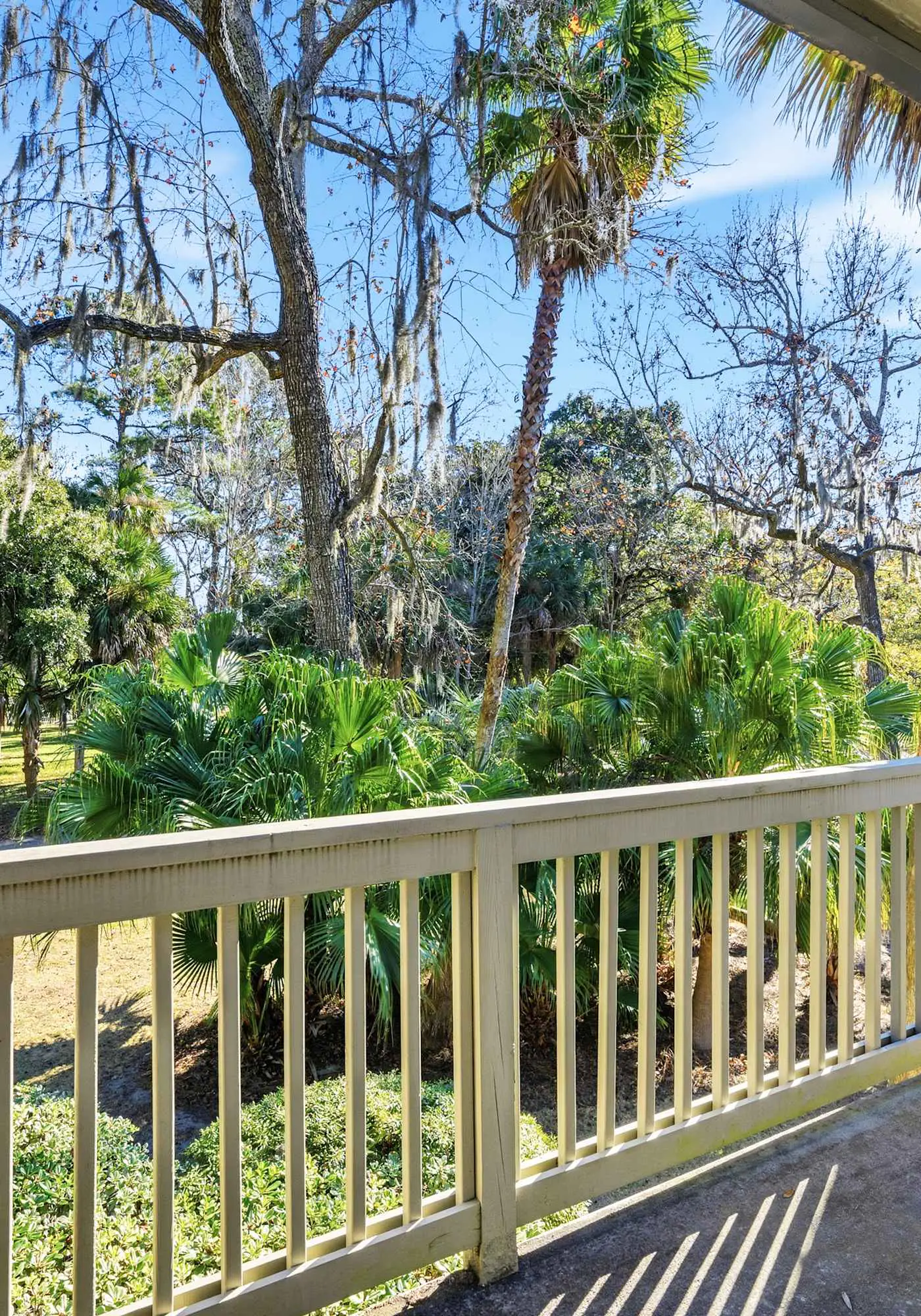 Updated all-suite tennis villa with W/D, pool, screened porch - near beach