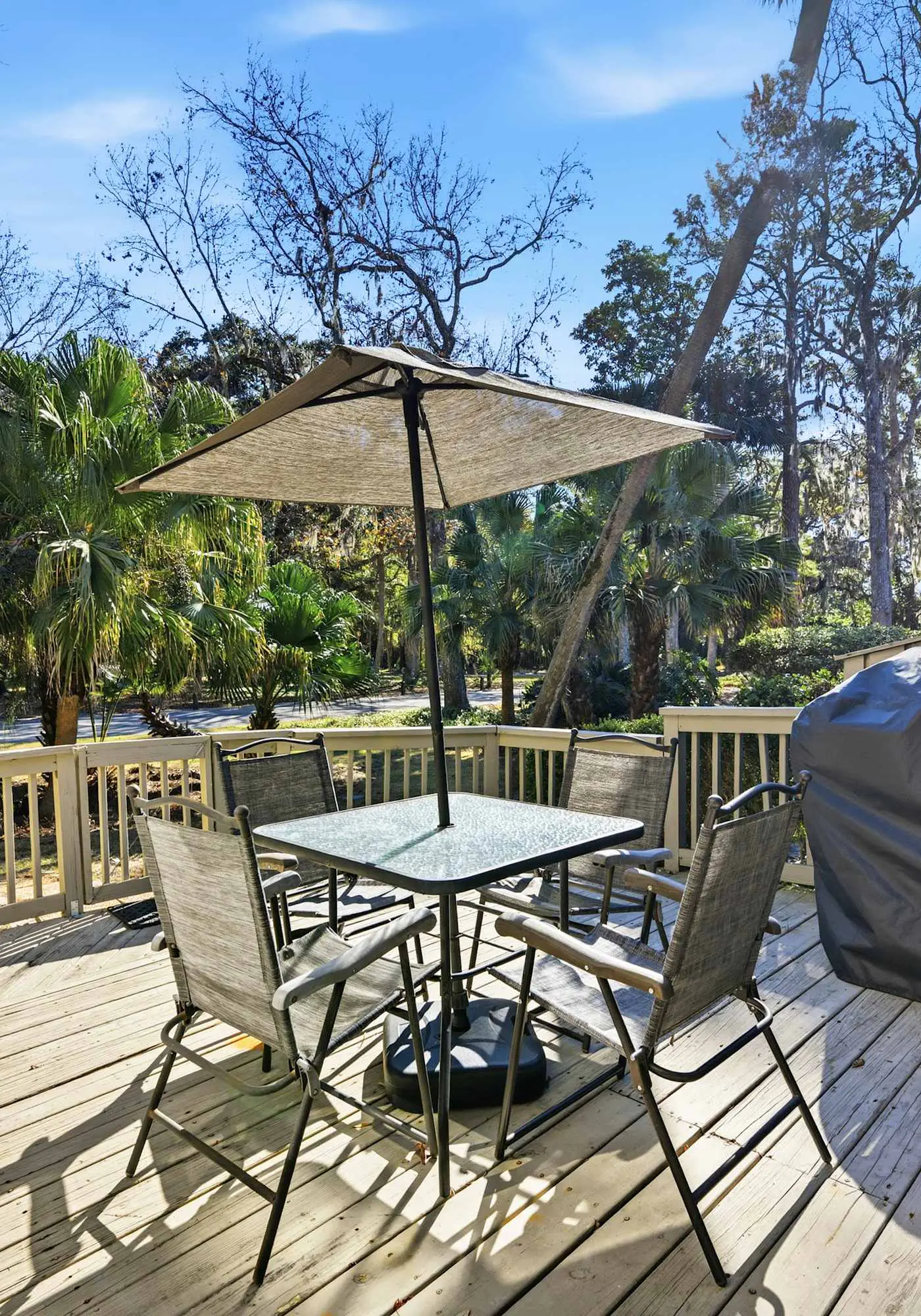 Updated all-suite tennis villa with W/D, pool, screened porch - near beach