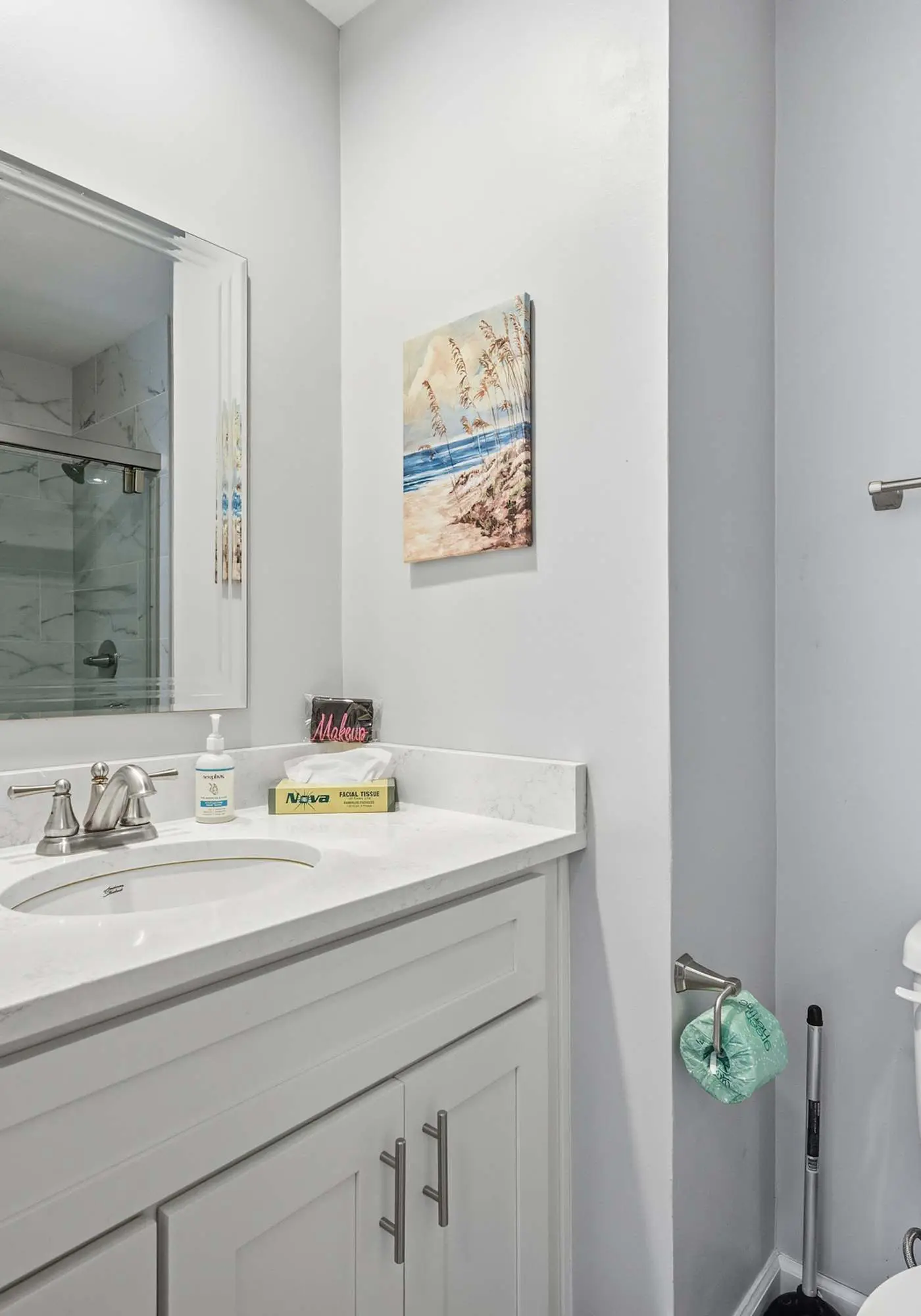 Updated all-suite tennis villa with W/D, pool, screened porch - near beach