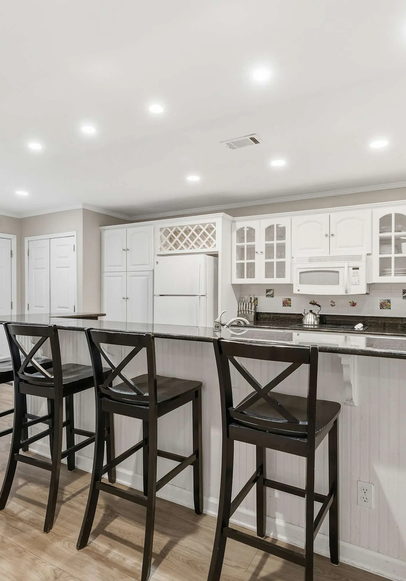 Updated all-suite tennis villa with W/D, pool, screened porch - near beach
