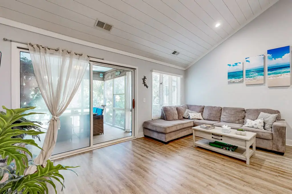 Renovated island townhome near the beach with golf course views